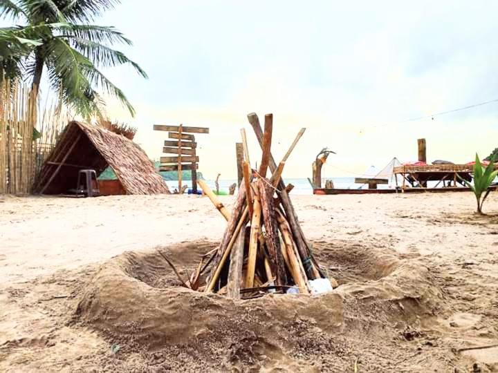 אל נידו Bucana Kamp Payapa Beachfront מראה חיצוני תמונה